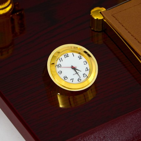 5B1 desktop with a business card and clock, red tree-4