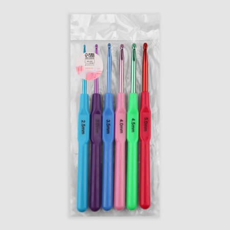 A set of hooks for knitting, with a plastic handle, d = 2.5-5 mm, 14 cm, 6 pcs, color colorful color-4