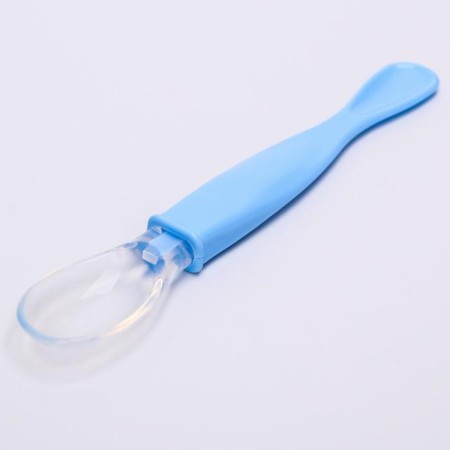 A spoon of a children's silicone for feeding, the color is blue-1