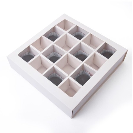 Folding box under 16 sweets, white, 17.7 x 17.7 x 3.8 cm