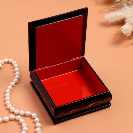 The box "Blunning Irises", black, 10x10 cm, lacquer miniature-1