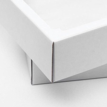 Box of a team without printing a lid is a white one with a window 37 x 32 x 7 cm-1