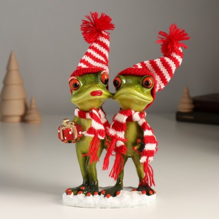 Souvenir Polystone Lac "two frogs in hats and scarves with a gift" 10.5x5x19 cm