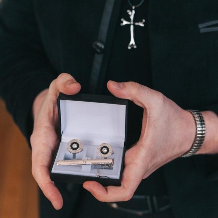 Set of men's “cufflink + tie clip” circle with engraving, black and white color in silver-2