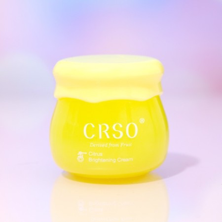 Moisturizing lip balm with honey