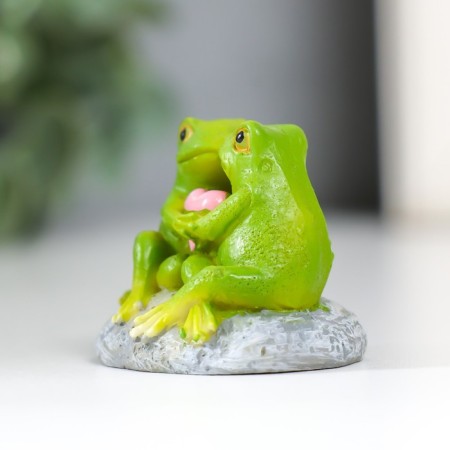 Souvenir Polystone "Frog with a heart on the pebble" 4.7x4.3x5.2 cm-3
