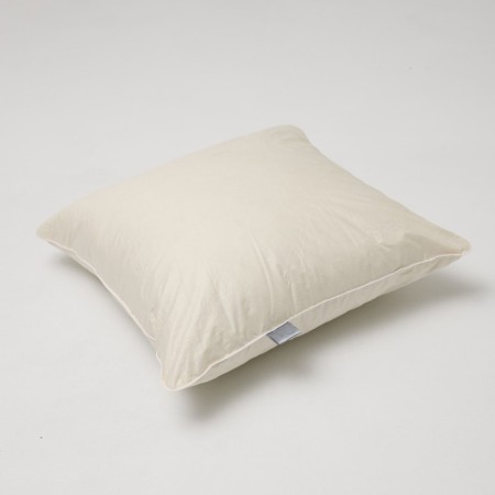 The pillow is medium threefold, size 70x70 cm, color mix
