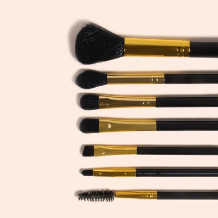 A set of makeup brushes, 7 objects, a lightning cover, black color-6