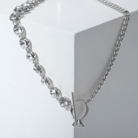 The necklace "chain" is a thread from crystals, white color in silver, 45 cm