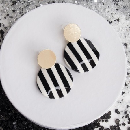 Earrings Assorted "ladies" parallels, black and white color in gold-1