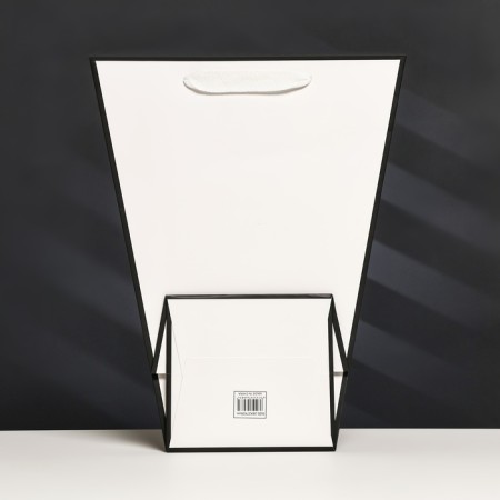 Package-carrier for flowers 18 × 14 × 35 x 28 cm, white with a border-1