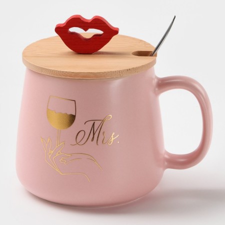 Ceramic mug with a spoon "Mrs.", 380 ml, pink color