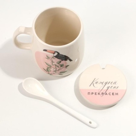 Ceramic mug with a lid and a spoon “every day is beautiful”, 450 ml, beige color-4