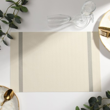 Napkin on the table of the share, centered, 45*30cm