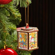 Toy on the tree 