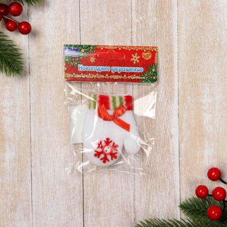 Soft magnet "mittens with a snowflake" 8x6 cm, white-1