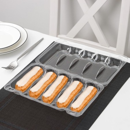 A disposable plastic container with an insoluble lid, for makarun and cake, 5 cells, 24.7 × 15.8 × 5.1 cm