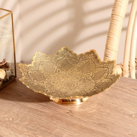 Brass "Little" dish, with a pattern of 21x21x5.7 cm