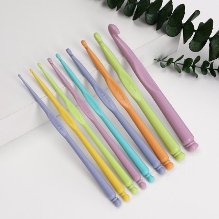 A set of hooks for knitting, d = 2.5-10 mm, 15 cm, 9 pcs, color colorful color