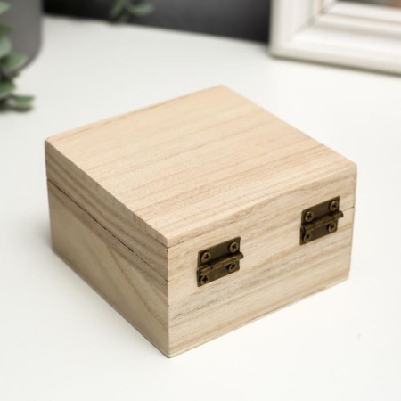 The box is simple "square" 8.5x8.5x5 cm-4
