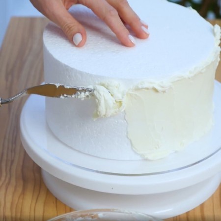 False -russian for the cake is round, d = 18 cm, h = 10 cm, white color-4