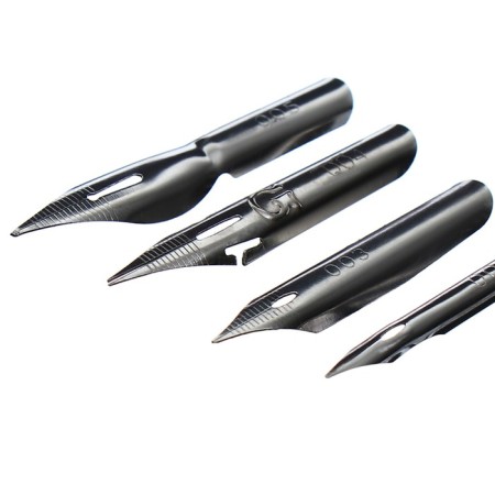 A set of feathers of pointed 4 pieces: No.: 001, 003, 004, 005 + plastic holder, "classic" Devente. Art-3