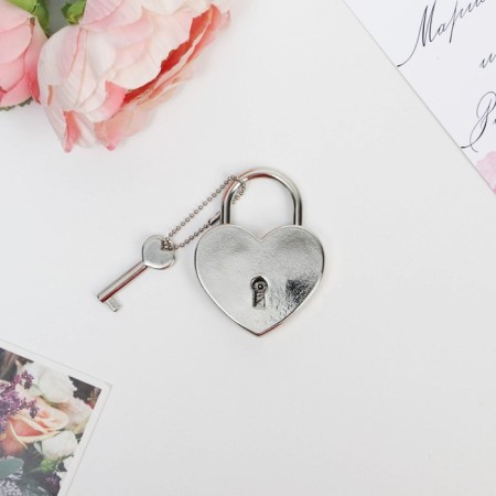 Wedding castle with the key "Layer of love."-4