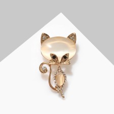 A gentle cat's “Cat eye” Brooch, beige color in gold