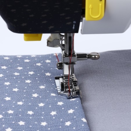 Foot for sewing machines, for a patchwork, with a guide-3