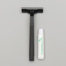Razor Standard with two stainless blades and shaving cream 3 g.