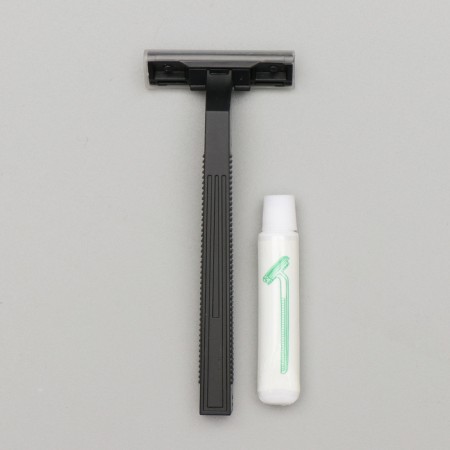 Razor Standard with two stainless blades and shaving cream 3 g.