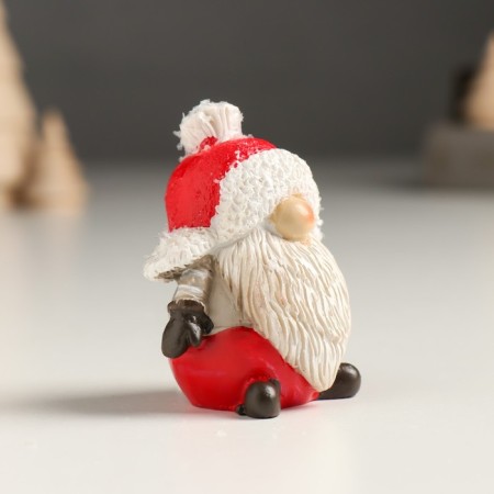 Souvenir Polystone "Grandfather Frost in a red hat-earmeling" 4.5x3.5x5.5 cm-1