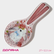 Glass stand under a spoonful of the shade 