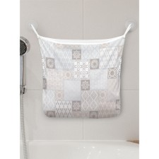 Organizer in a bathtub on suction cups 