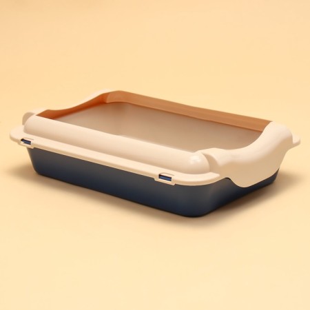 A medium toilet with an side and a mesh of 36 x 26 x 9, cm, blue tray/ grid and side beige side