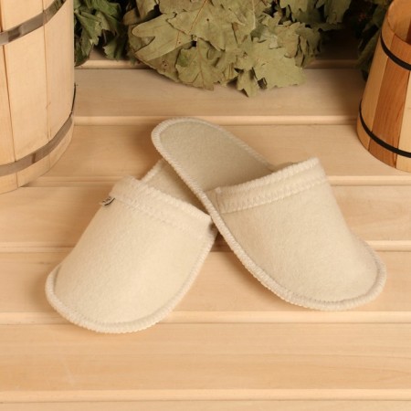 Slippers for a bath with a waterproof, non -slip sole, white, felt