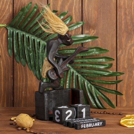 Souvenir tree calendar "Aboriginal with guitar" 23x16x7 cm-1