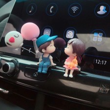Toy on a car panel, a couple in love, K5