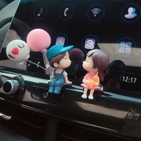Toy on a car panel, a couple in love, K5