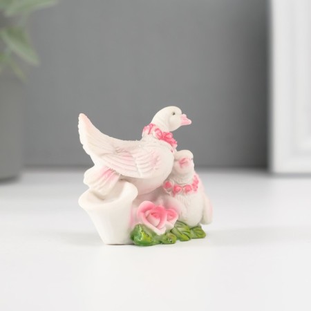 Polystone pigeons on a book in a pink wreath 4*6 cm-1