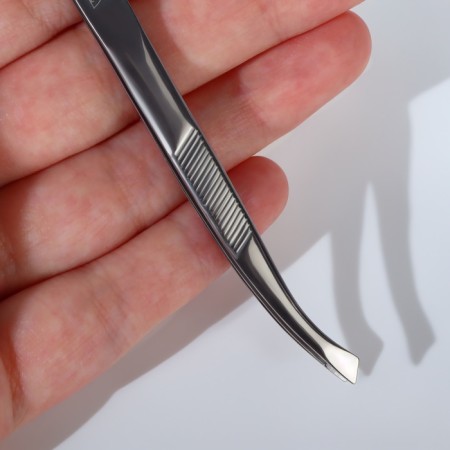 Pinzet is bent, wide, 8.5 cm, on the blist, the color is silver, B-5561-S-5