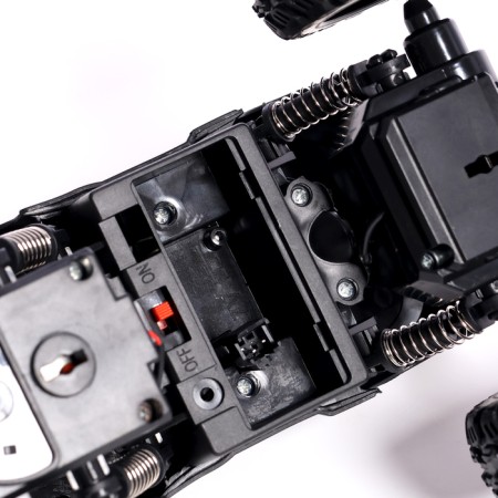 The radio -controlled “conqueror” jeep, control from the phone, works for the battery, the color is black-4