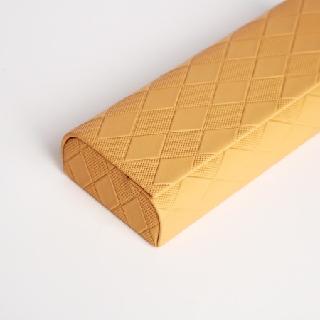 Case case on the cracker, the color is light yellow-2
