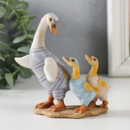 Polystone souvenir "Goose with gosos in swimming costumes" 11x6x11.5 cm