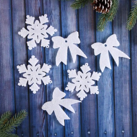 A set of jewelry plastic 6 pcs "Snowflakes and bows - flicker" 7x6 cm, white