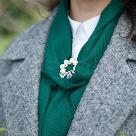Pearl Banting clip for a scarf, white color in silver-4