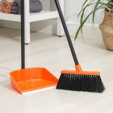 Brush for the floor with the scoop 