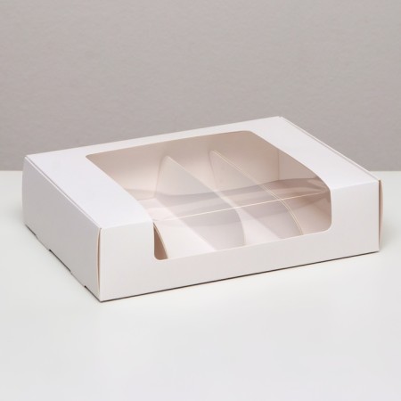 The box is folding, under 4 eclairs, white, 20 x 15 x 5 cm