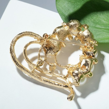 Brooch "Heart" with pearls, white color in gold-1
