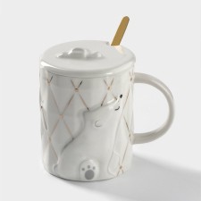 Ceramic mug with a lid and a spoon 